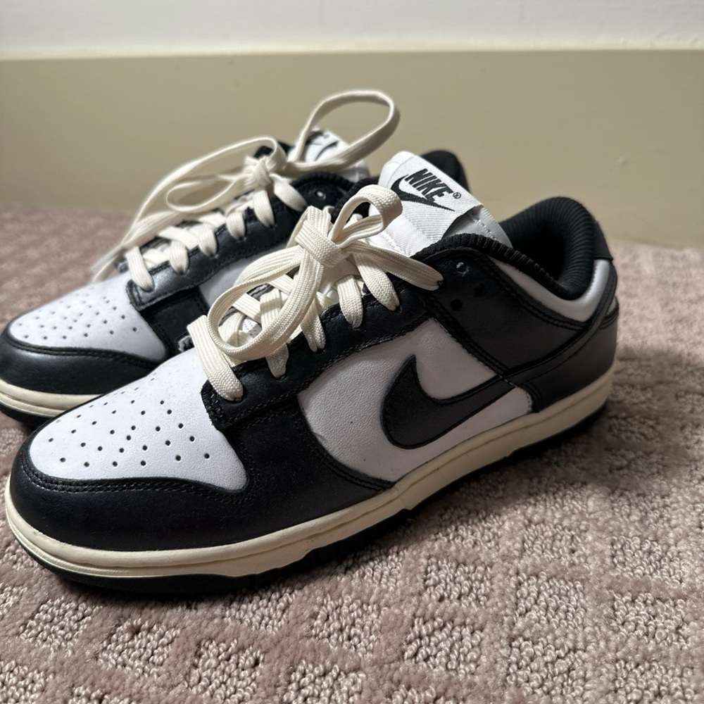 Nike Men's Black and White Low-Top Sneakers